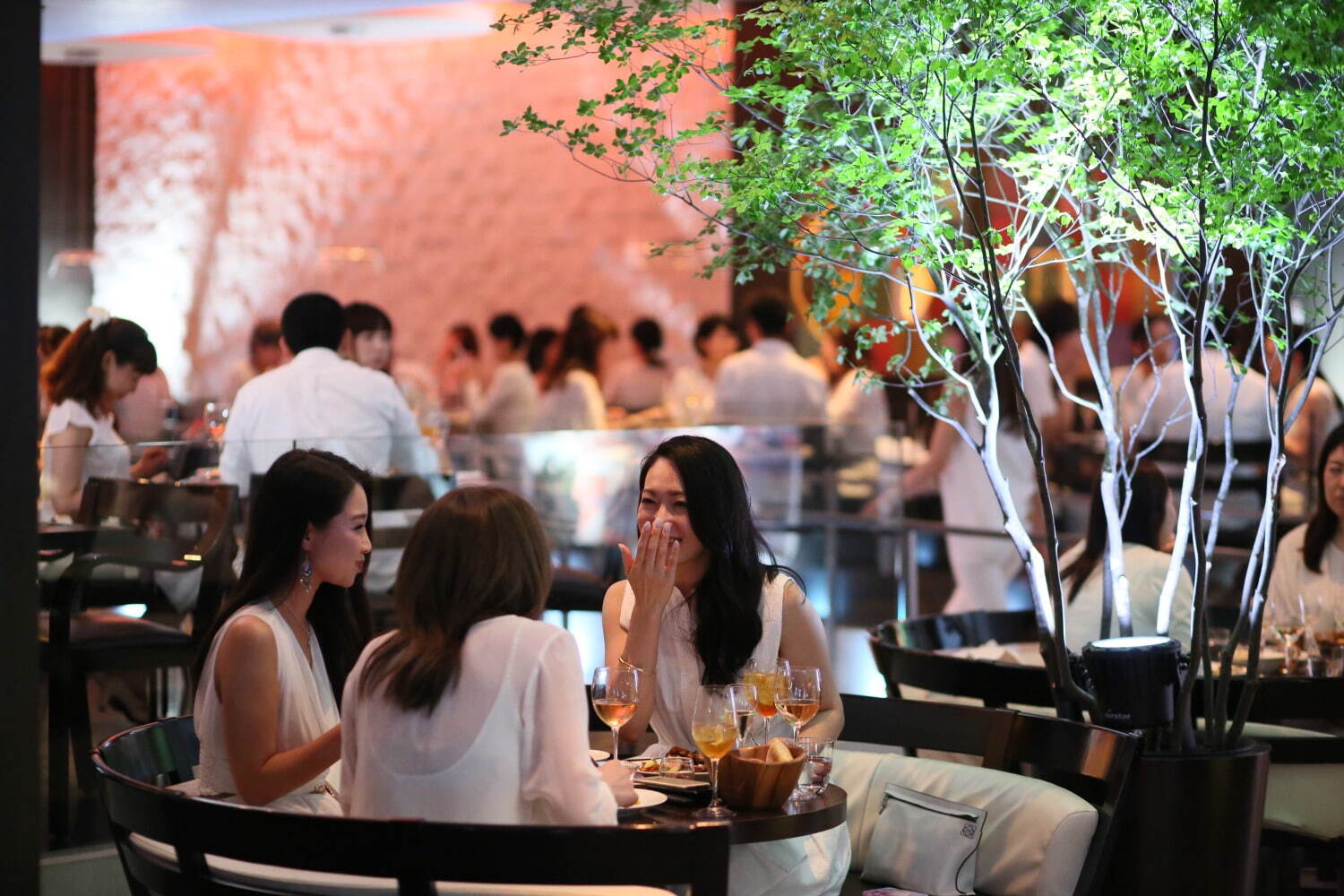 グランド ハイアット 東京“オールホワイト”の夜会「ソワレ ブランシュ」グリル料理とシャンパンを堪能｜写真4