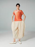 132 5. イッセイ ミヤケ、円状の開襟ジャンプスーツ＆半円シルエットのワンピース｜写真5