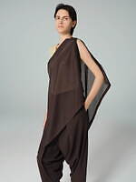 132 5. イッセイ ミヤケ、円状の開襟ジャンプスーツ＆半円シルエットのワンピース｜写真6