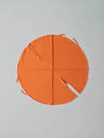 132 5. イッセイ ミヤケ、円状の開襟ジャンプスーツ＆半円シルエットのワンピース｜写真3