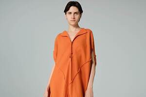 132 5. イッセイ ミヤケ、円状の開襟ジャンプスーツ＆半円シルエットのワンピース