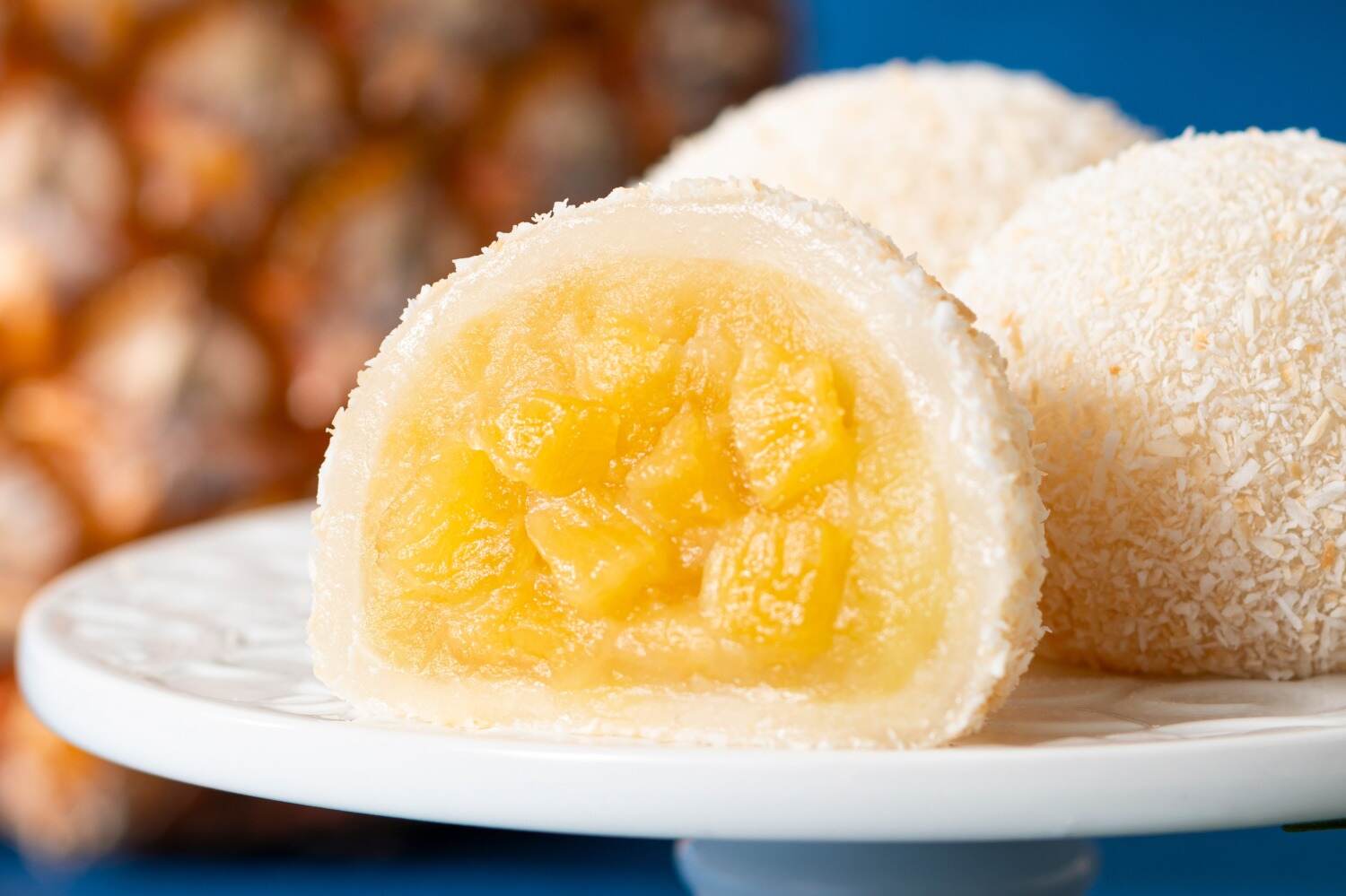 パイナップル｜「トロピカル大福」ローストココナッツ×“パイナップル果肉入り”完熟パイン餡、亀屋万年堂から