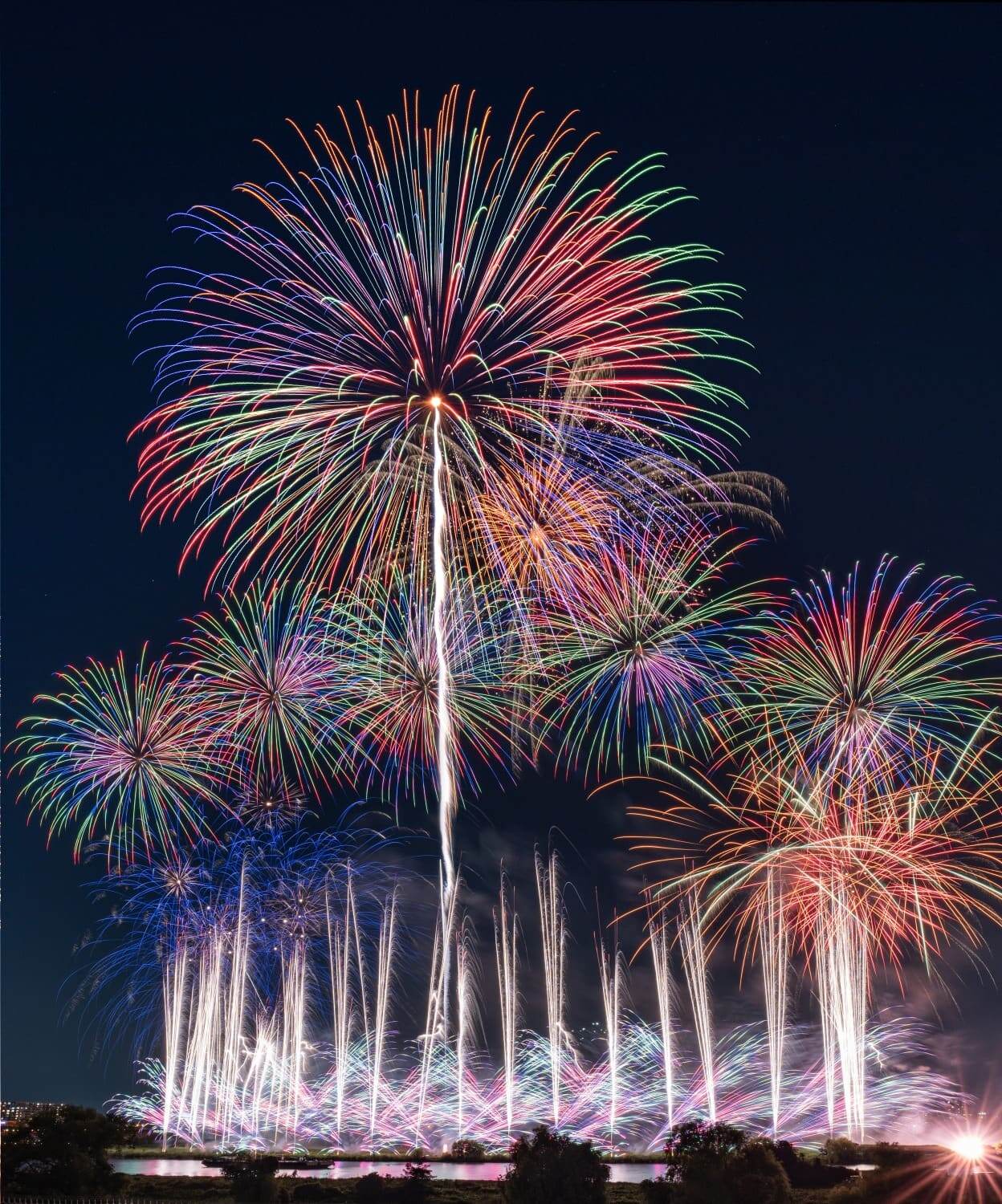 荒川河川敷で「戸田橋花火大会 2025」同時開催の「いたばし花火大会」と合わせて15,000発｜写真1