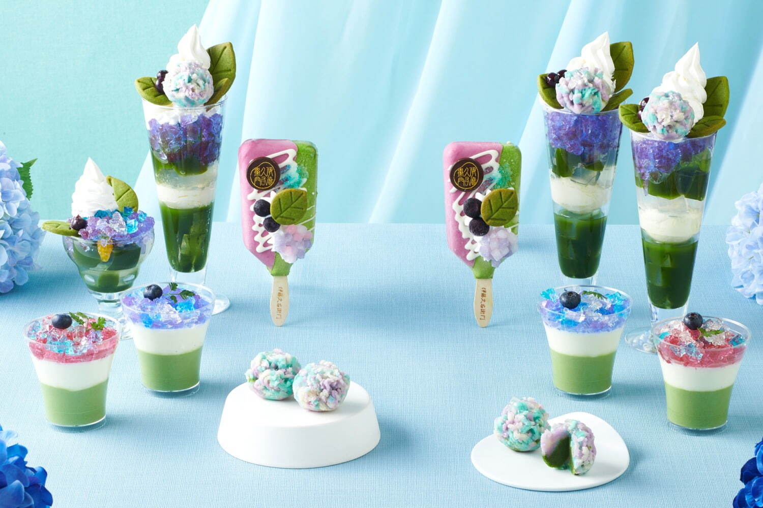 左奥から)「紫陽花ミニパフェ」宇治抹茶そばメニューと食事メニューのミニパフェセットに＋200円、「紫陽花パフェ」単品 1,390円、「抹茶パフェアイスバー あじさい」740円、「宇治抹茶あじさいパンナコッタ」590円、「宇治抹茶紫陽花きんとん2個入」990円