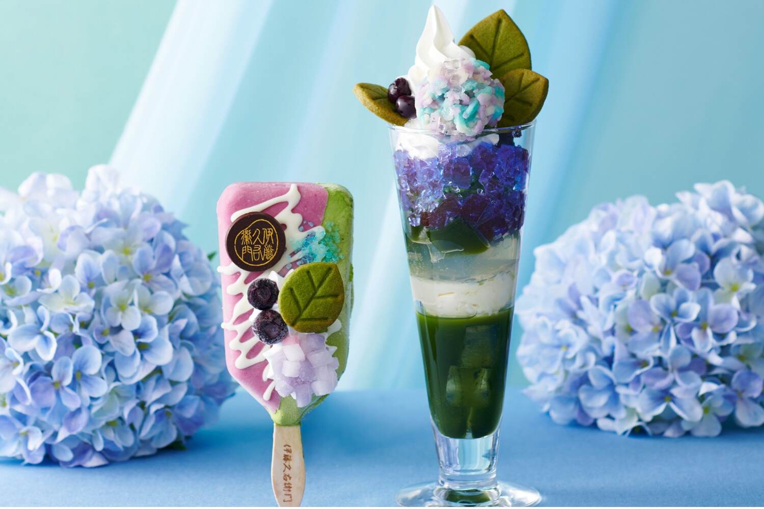左から)「抹茶パフェアイスバー あじさい」740円、「紫陽花パフェ」単品 1,390円