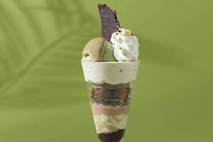 ゴディバカフェ「ドバイチョコレート パフェ」濃厚チョコ×ピスタチオの層、サクサク揚げ麺やムース入り