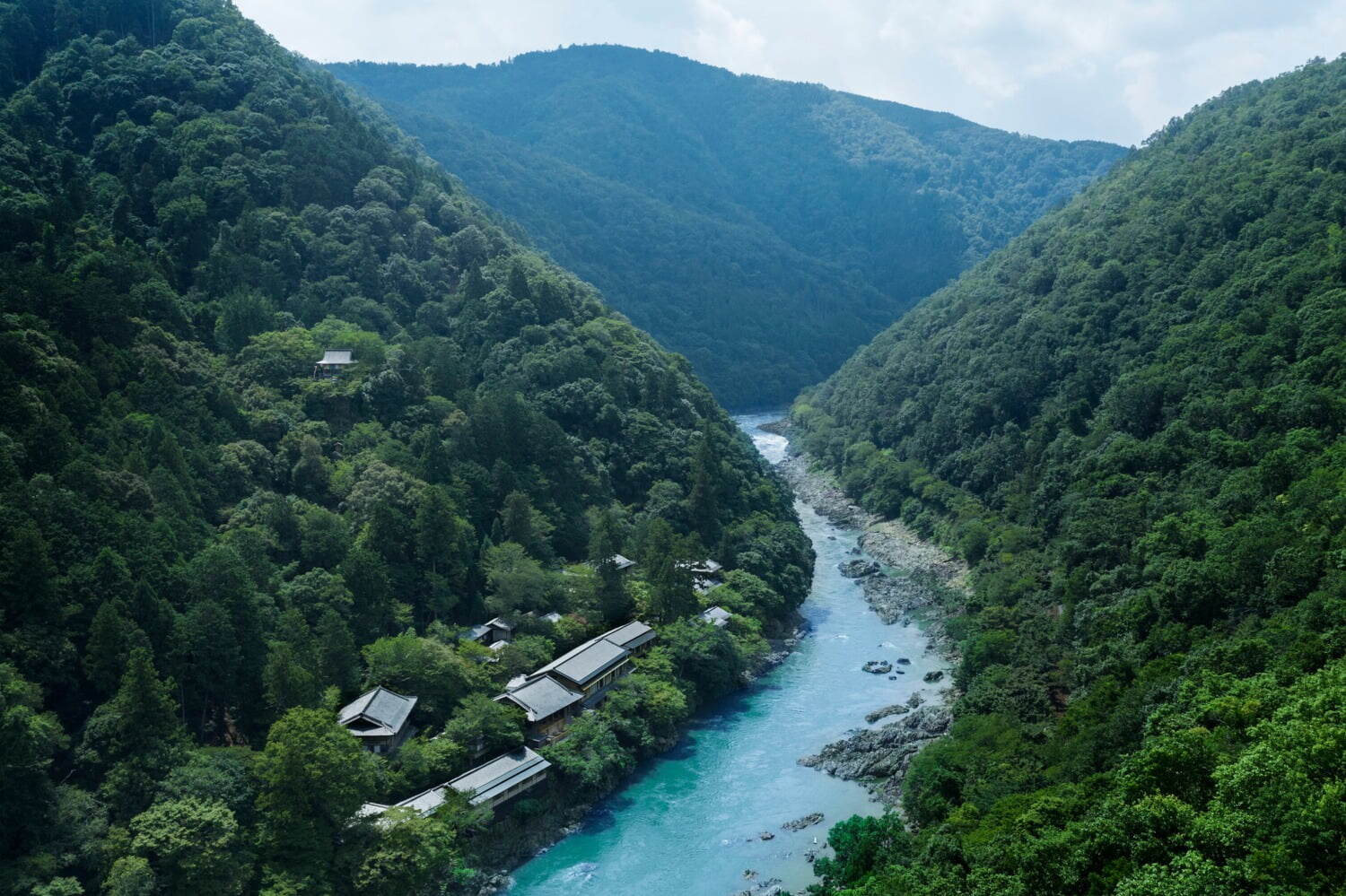 星野リゾート｜「星のや京都」嵐山で“平安貴族”気分味わう夏イベント、源氏物語と楽しむ蛍狩り＆川床で七夕体験