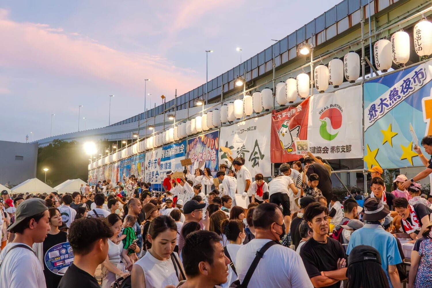 【大阪府・堺旧港】「泉州夢花火 in 堺大魚夜市」祭りの最後に打ち上げ花火も
