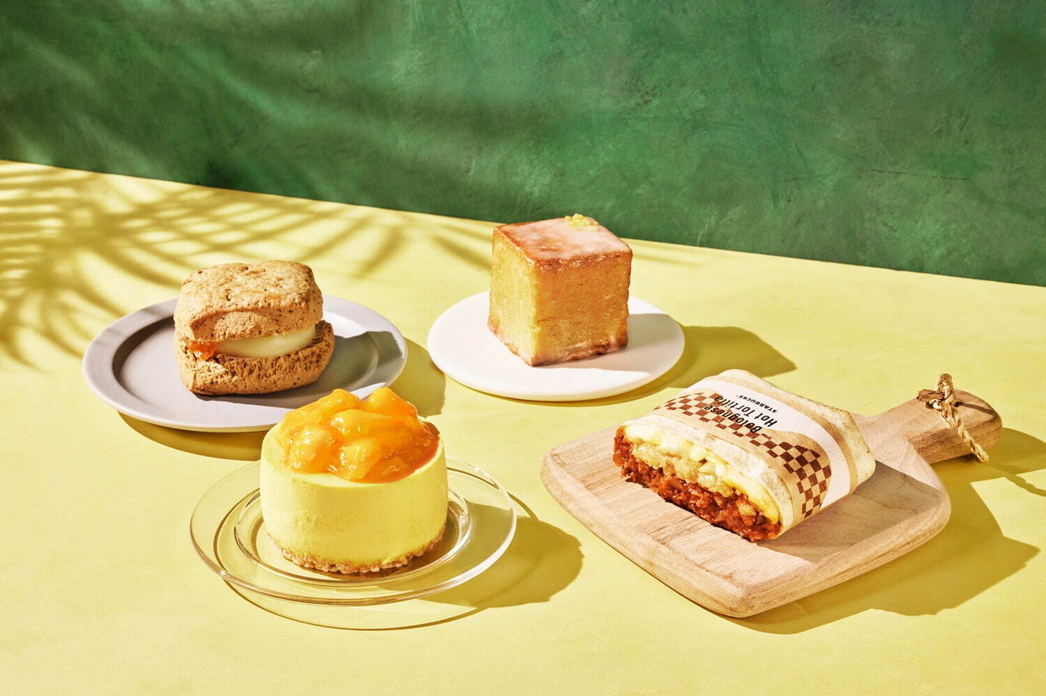 左奥から)アールグレイ＆オレンジ スコーンサンド 350円、マンゴームースケーキ 530円、レモンキューブケーキ(再登場) 300円、ボロネーゼ ホットトルティーヤ 540円