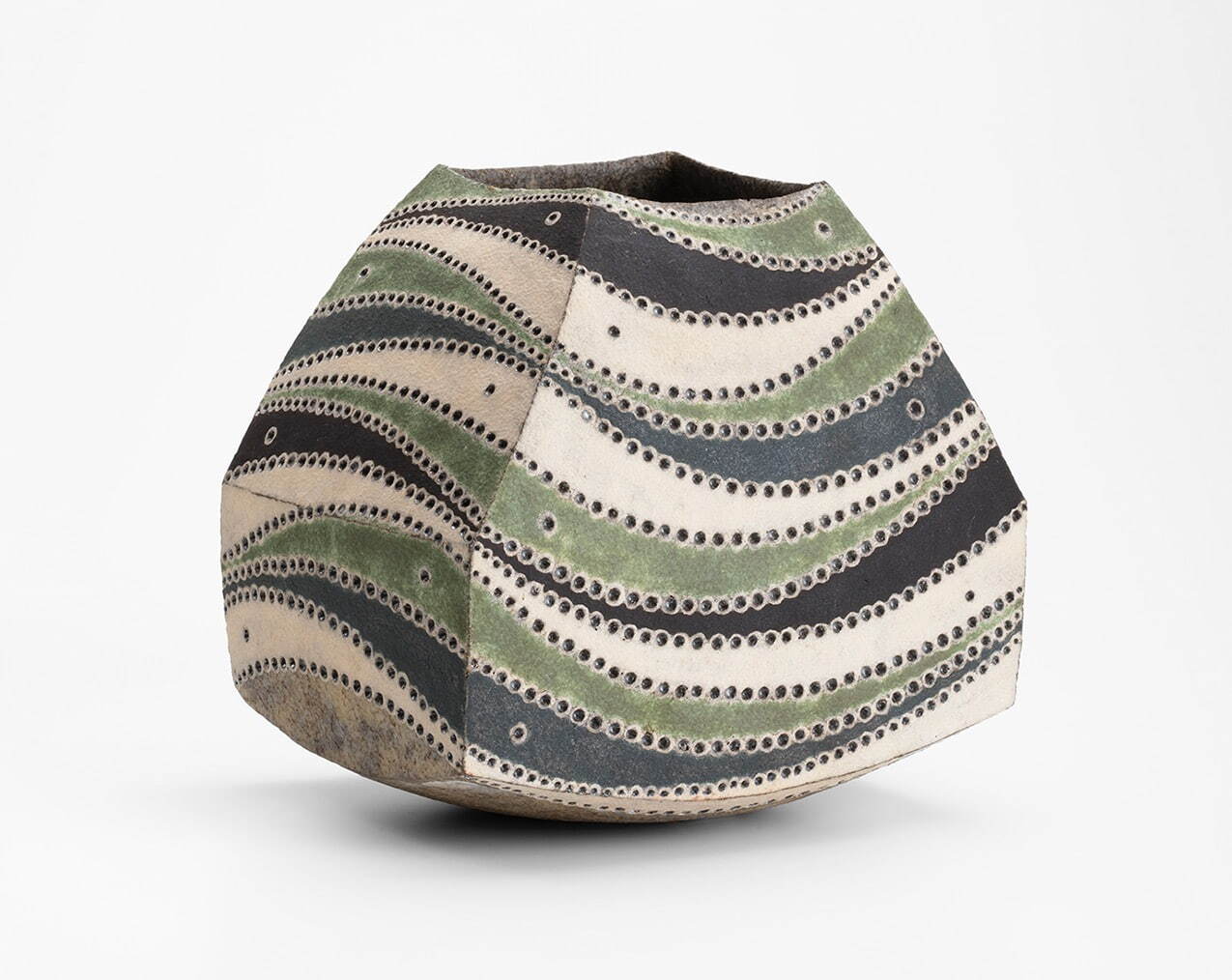 加守田章二 《彩色角壺》 1972年
陶器 個人蔵 撮影:大屋孝雄