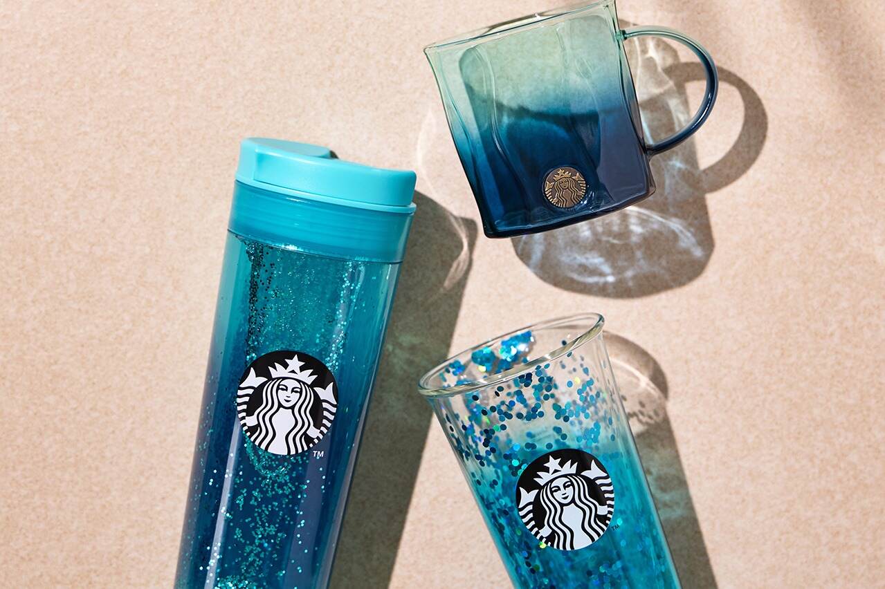 スターバックス“深海”グラデーションのボトルやグラス、ターコイズきらめくタンブラーも