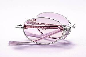 ジェントルモンスター“折りたためる”アイウェア、煌めく装飾テンプルのオーバル型メガネなど