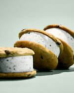 キス トリーツ“ミントチップサンドアイス”描いたふっくらパフプリントTシャツ、限定スイーツも｜写真10