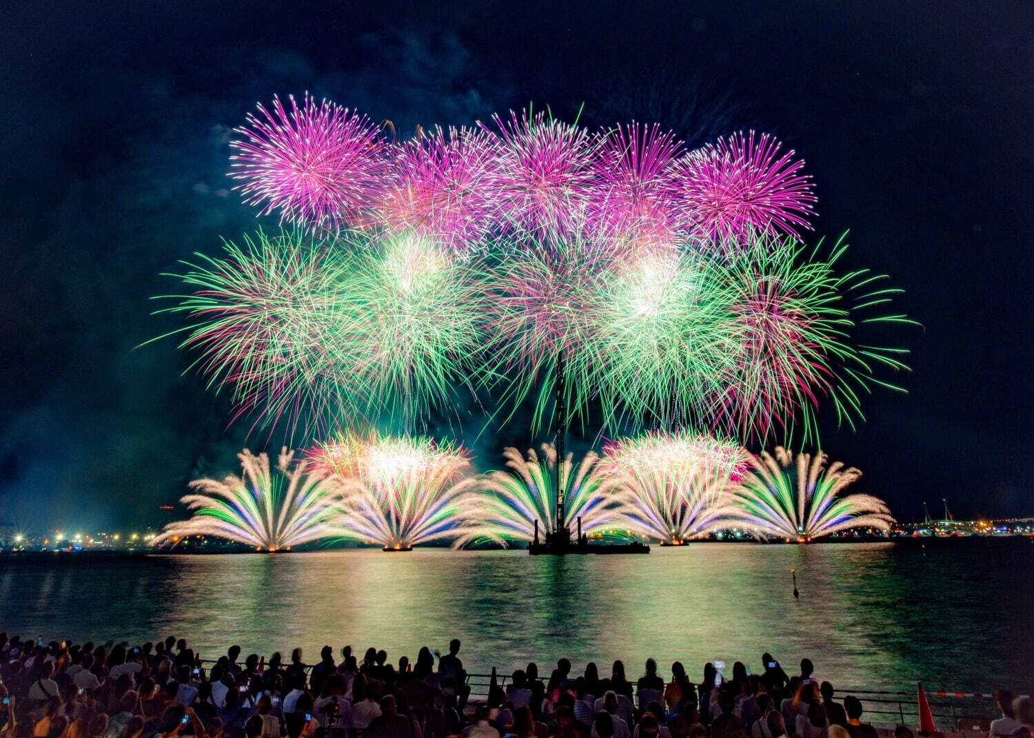 横浜「みなとみらいスマートフェスティバル」約20,000発の花火＆音楽が夜景を彩る｜写真2