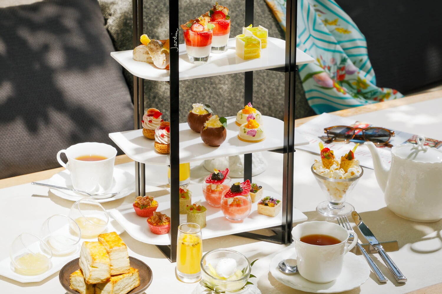 ジャスミンの香り｜フォーシーズンズホテル大阪「夏フルーツ」アフタヌーンティー、本物そっくり“桃入り”ココナッツスイーツ