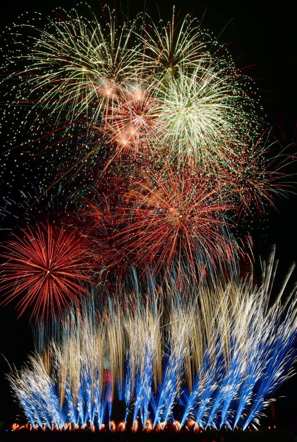 2025年夏の「花火大会」全国の開催情報、大迫力“日本三大花火”など有名花火大会をチェック｜写真3