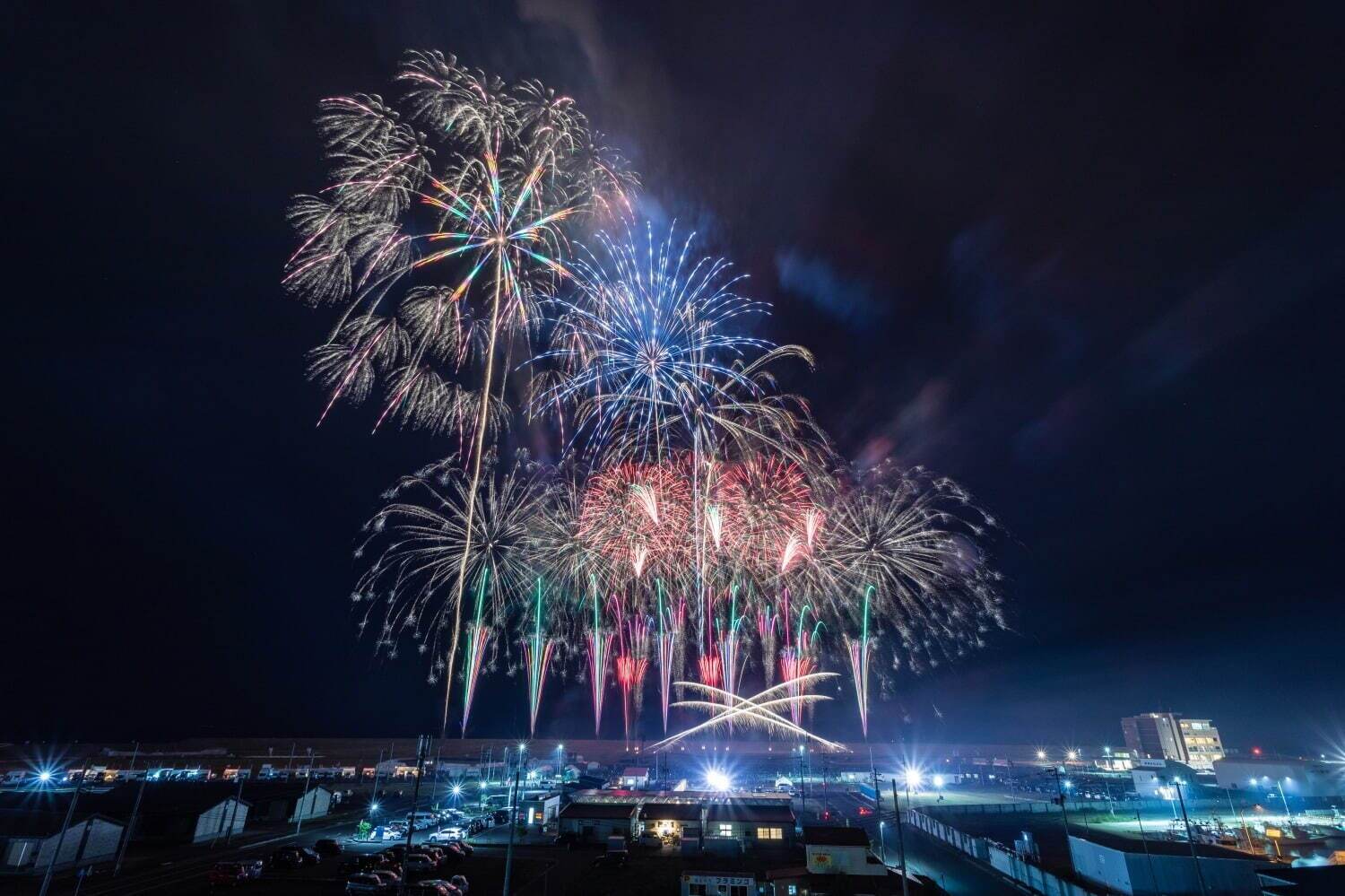 2025年夏の「花火大会」全国の開催情報、大迫力“日本三大花火”など有名花火大会をチェック｜写真12