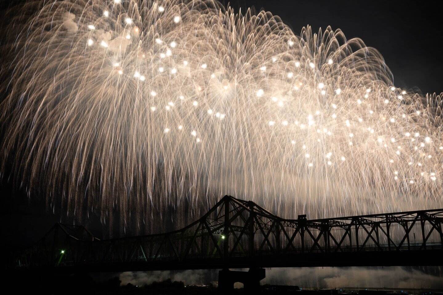 2025年夏の「花火大会」全国の開催情報、大迫力“日本三大花火”など有名花火大会をチェック