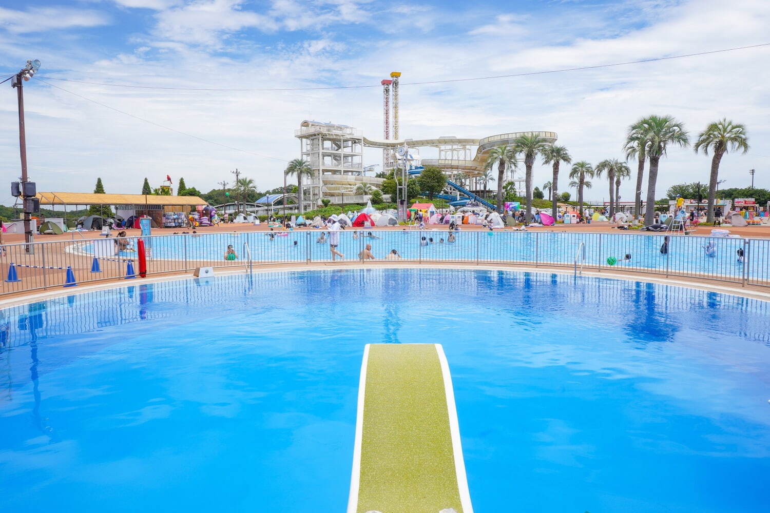 よみうりランド「流れるプール」や“巨大バケツ”の水浴び、ライトアップされたナイトプールも｜写真11
