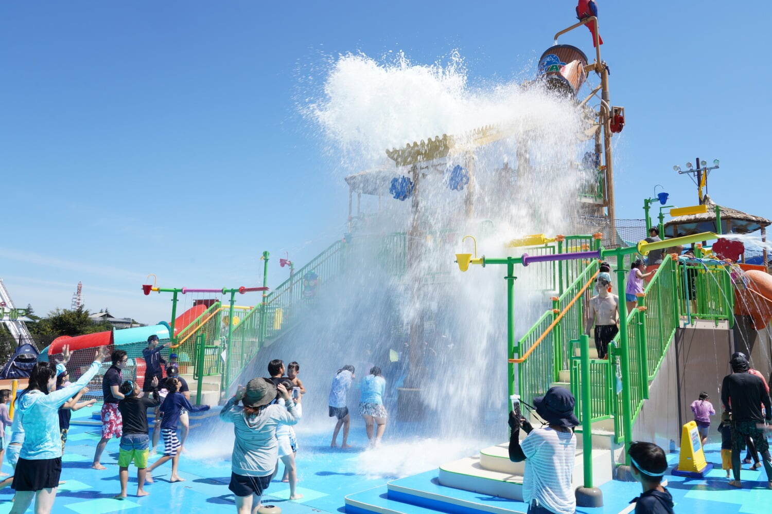 イベント｜よみうりランド「流れるプール」や“巨大バケツ”の水浴び、ライトアップされたナイトプールも