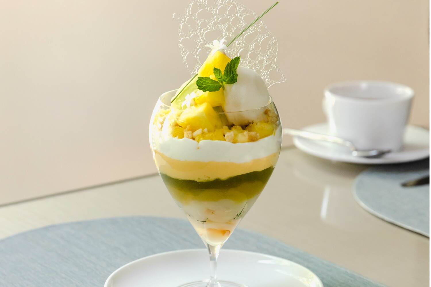 パイナップル｜“カルダモン香る”パイナップル×ライチの初夏パフェ、アルマーニ / カフェ 表参道から