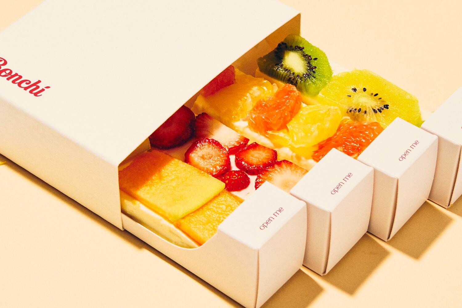 旬のフルーツ｜レアチーズケーキバー専門店「ボンチスタンド」東京・中目黒に、完熟夏イチゴ＆キウイなど生フルーツ使用