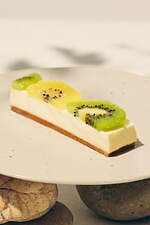 レアチーズケーキバー専門店「ボンチスタンド」東京・中目黒に、完熟夏イチゴ＆キウイなど生フルーツ使用｜写真6