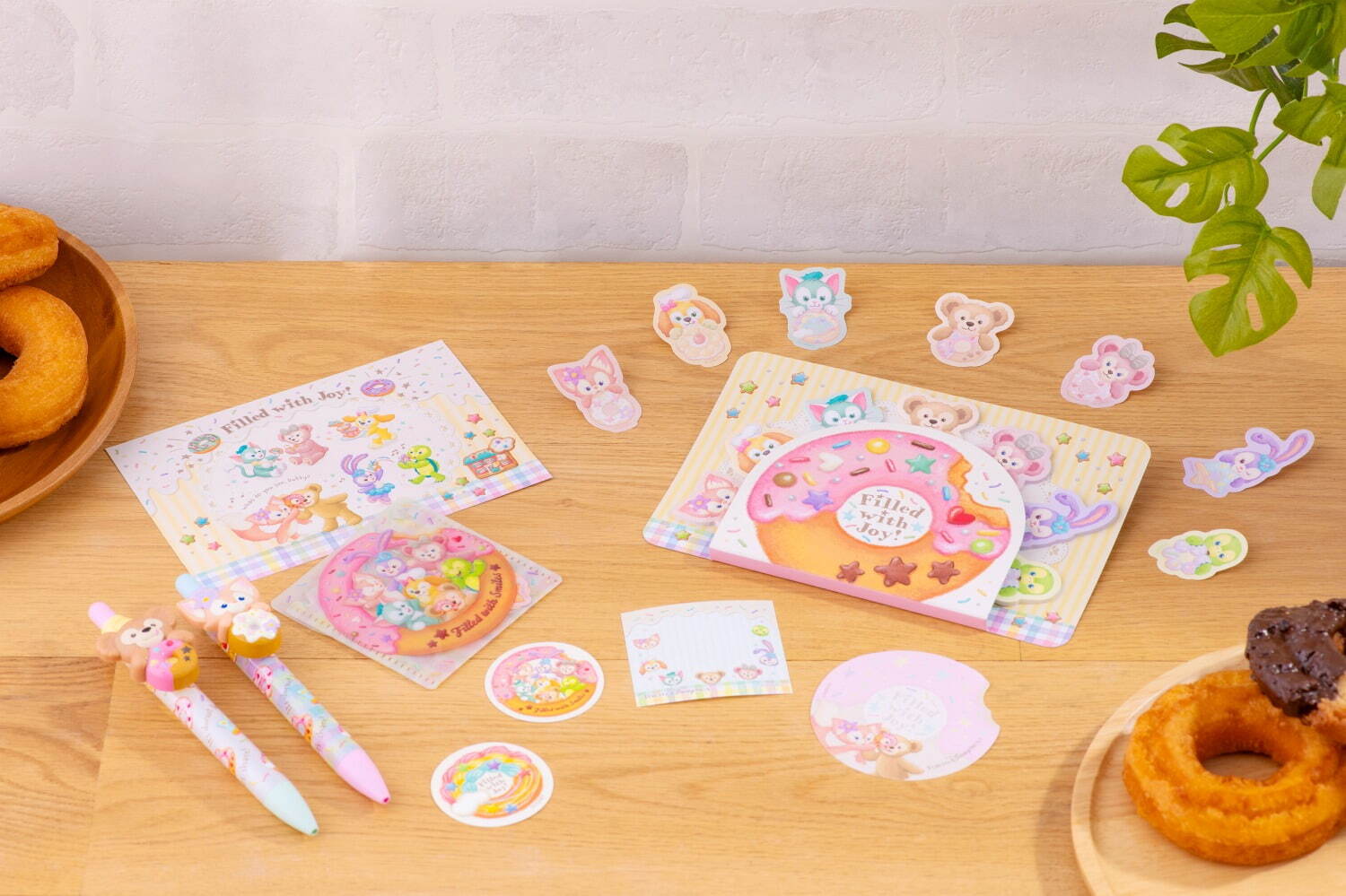 “ドーナツ抱える”ダッフィー＆フレンズぬいぐるみバッジなどグッズ＆限定メニュー、東京ディズニーシーで｜写真23