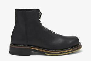 マックイーンのメンズシューズ、レトロ配色の厚底スニーカーやスタッズを並べたレザーブーツ