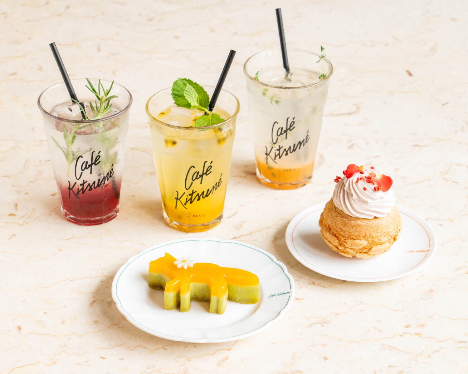 カフェ キツネ25年夏、濃厚ピスタチオのキツネ型ケーキ＆アールグレイ香るクッキーシュー｜写真1