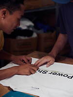 ディガウェル×ミンナノ“オーバーサイズ”のストライプ柄シャツ＆バギーショーツなど｜写真10