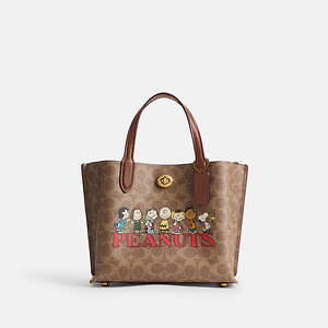 コーチ×ピーナッツ「スヌーピー」刺繍トートや“60年代新聞