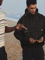 アディダス オリジナルス×ウェールズ・ボナー、スパンコール輝くスニーカー＆手編みストラップサンダル｜写真28