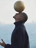 アディダス オリジナルス×ウェールズ・ボナー、スパンコール輝くスニーカー＆手編みストラップサンダル｜写真31