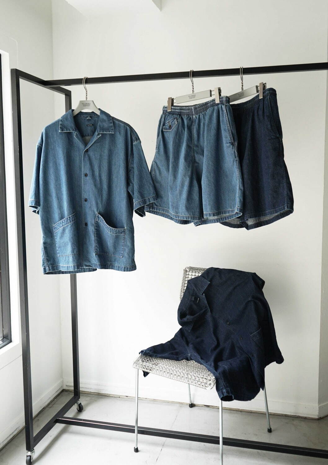 デニムシャツ 33,000円、デニムショーツ 29,700円