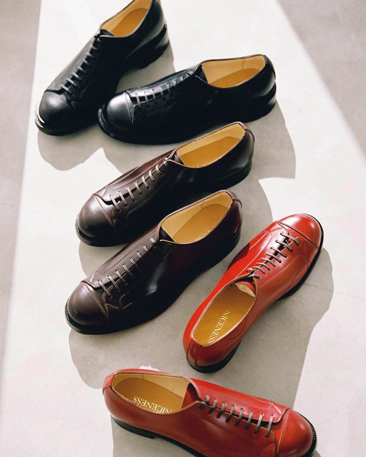 人気ブランドメンズシューズ【2025年秋】おしゃれに履きたい白スニーカーやカジュアルな革靴など｜写真22