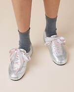 人気ブランドレディース靴【2025年秋】おしゃれに使える、きれいめスニーカーや大人可愛い革靴｜写真27