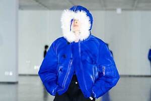 シンヤコヅカ“フードを被ればペンギンに”ボンバージャケット＆ペンギン柄ニット