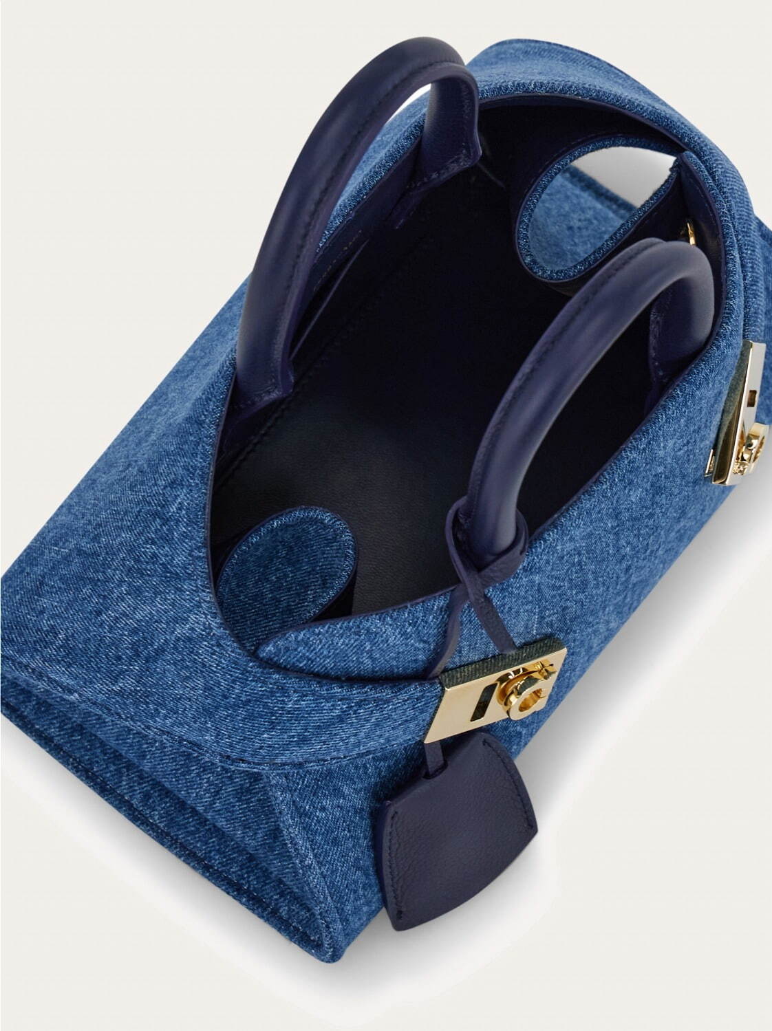 フェラガモ(Ferragamo) ハグ｜写真2