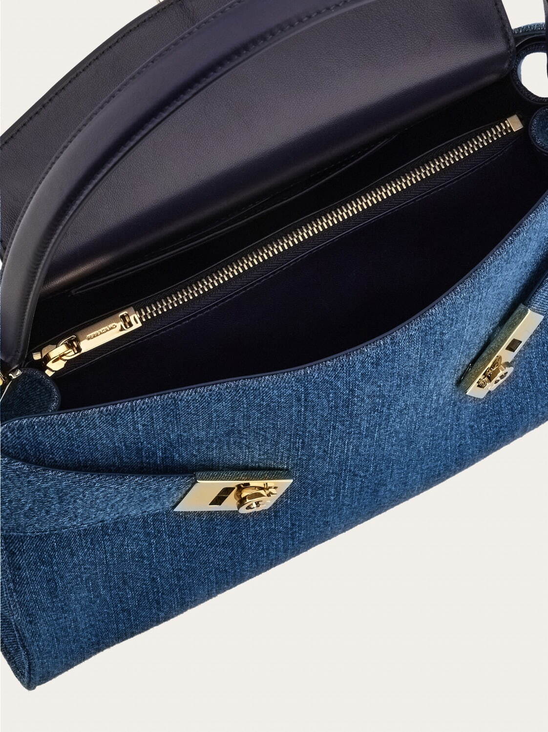 フェラガモ(Ferragamo) ハグ｜写真4