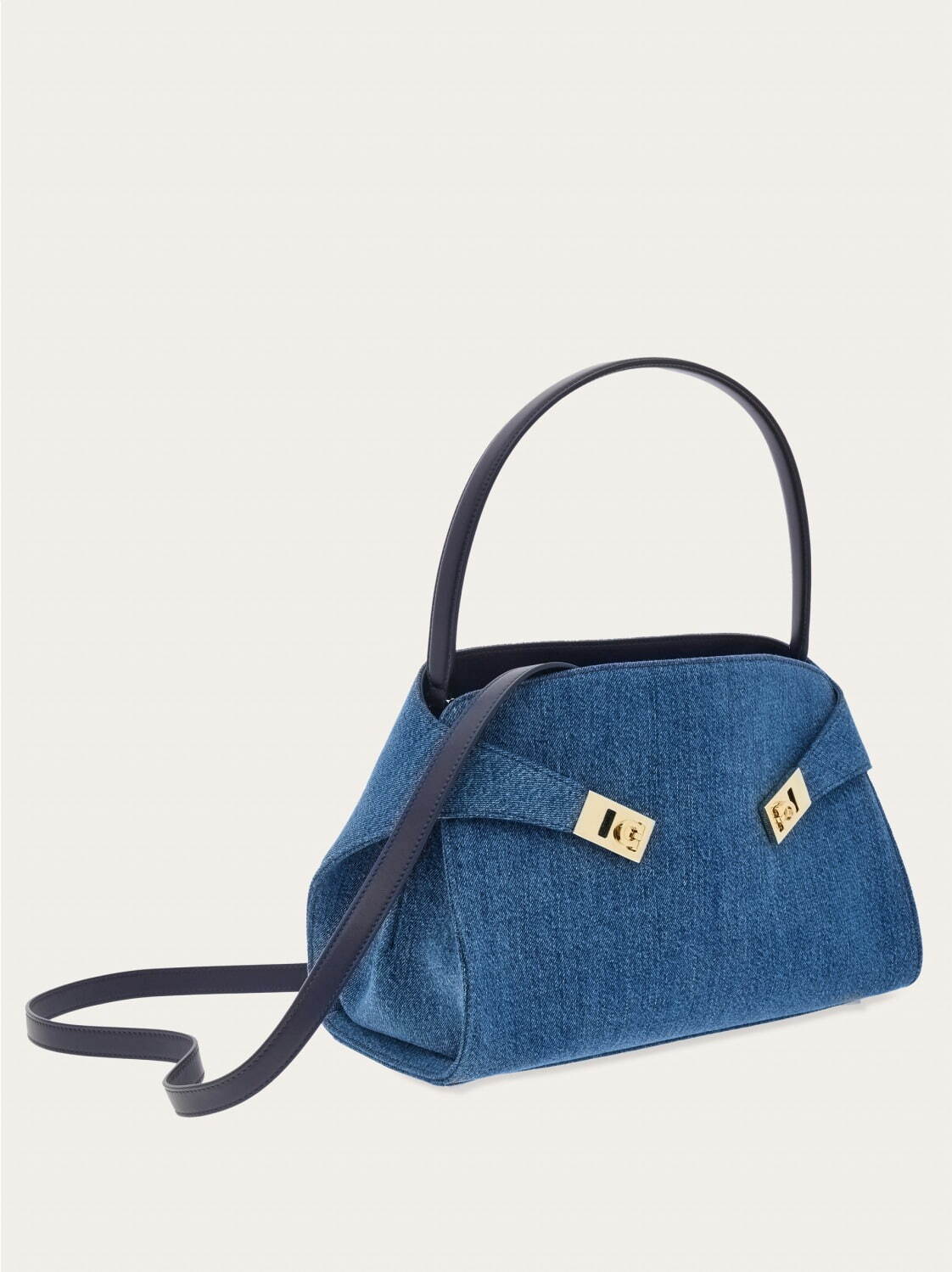 ハグ ソフトワンショルダーバッグ 352,000円
サイズ：H25.5cm×W34.0cm×D15.5cm