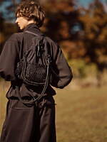 ビューティフルピープル“過剰な”収納＆ハンドルを搭載したショルダーやバックパック｜写真9