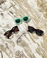 サタデーズ ニューヨークシティ×アヤメのサングラス、ライトブルーの立体感フレームなど｜写真3