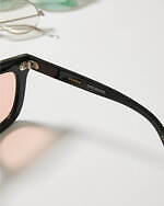 サタデーズ ニューヨークシティ×アヤメのサングラス、ライトブルーの立体感フレームなど｜写真2