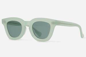 サタデーズ ニューヨークシティ×アヤメのサングラス、ライトブルーの立体感フレームなど