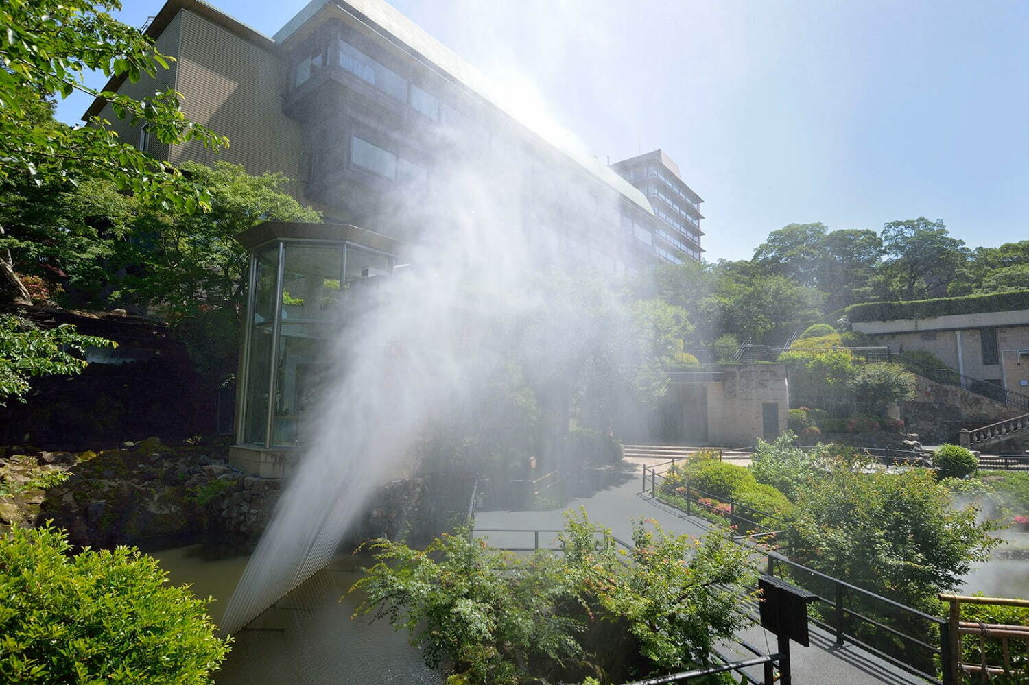 庭園｜ホテル椿山荘東京、大粒ミストが降り注ぐ庭園演出「雲海スプラッシュ」ロクシタンの“柑橘香る”雲海も