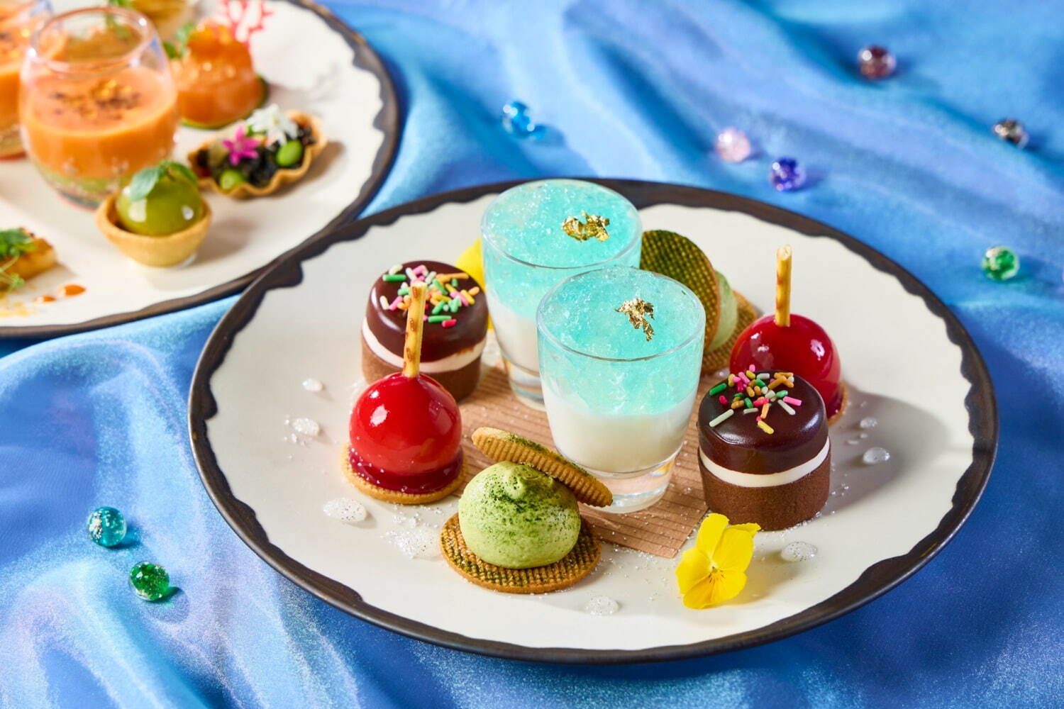 品川プリンスホテル「夏まつり」テーマのアフタヌーンティー、りんご飴など“屋台グルメ”着想スイーツ｜写真2