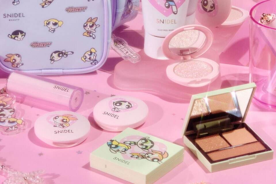 ピンク｜スナイデル ビューティ「パワーパフ ガールズ」限定コスメ、甘く煌めく3色アイパレ＆クリア素材ポーチ