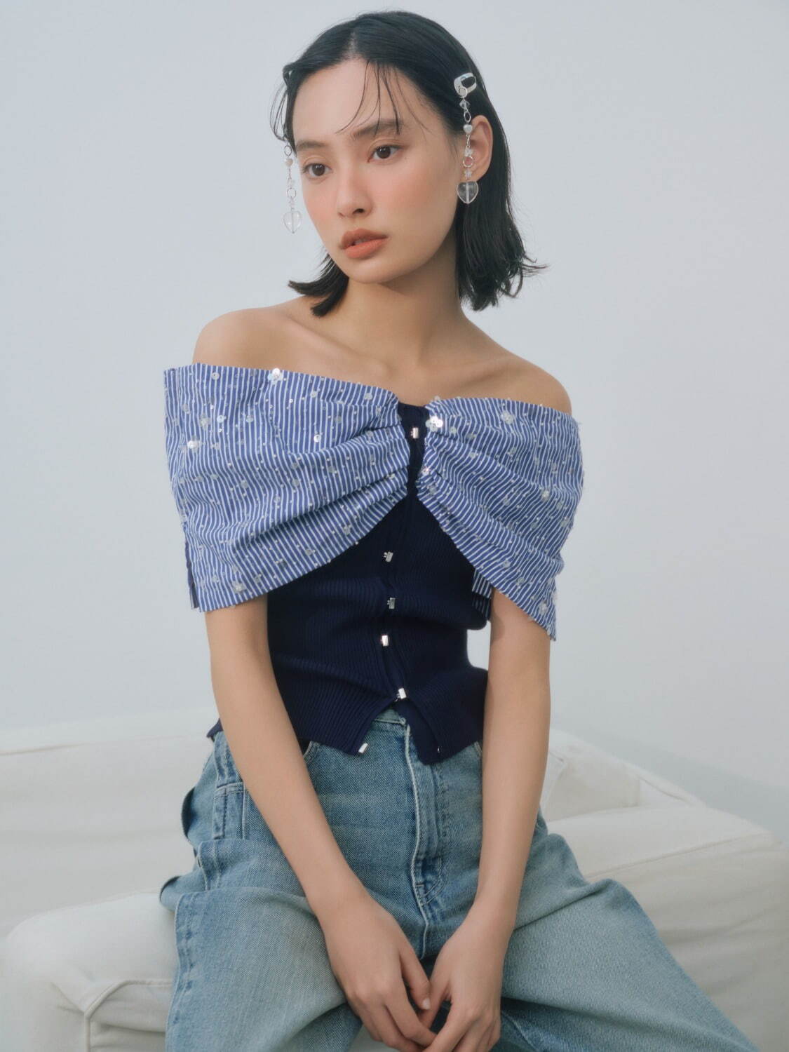 リリー ブラウン“ビジュー輝く”リボン型トップス、花咲くビジュースカートや厚底サンダルも｜写真33