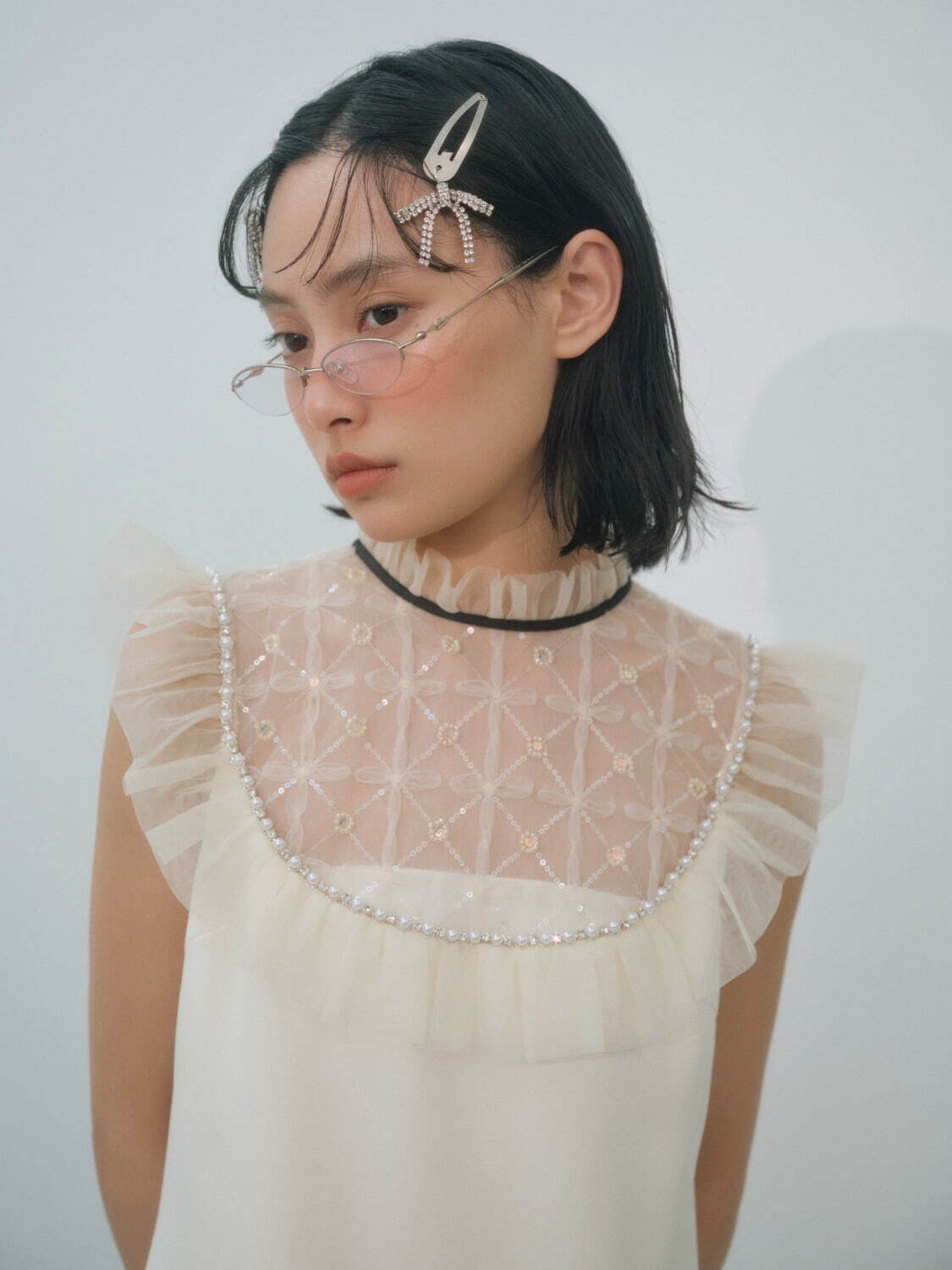 リリー ブラウン“ビジュー輝く”リボン型トップス、花咲くビジュースカートや厚底サンダルも｜写真31